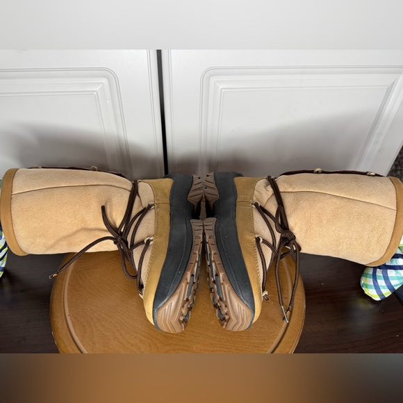 Women's Ulu Crow Shearling Boots - Picture 6 of 12